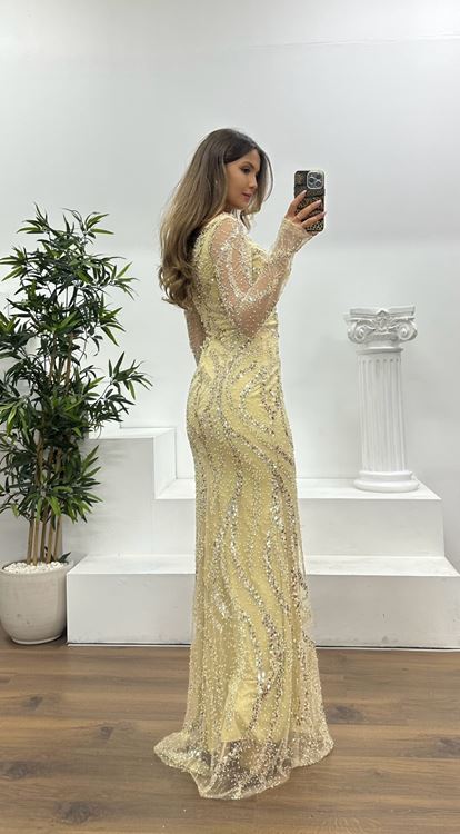 Goldenes Abendkleid mit asymmetrischem Kragen und Stickerei