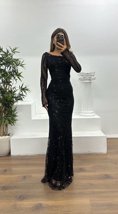 Schwarzes Abendkleid mit asymmetrischem Kragen und Stickerei