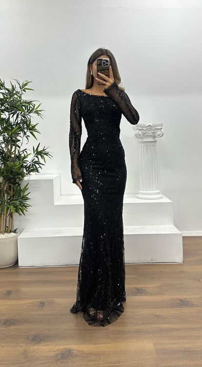 Schwarzes Abendkleid mit asymmetrischem Kragen und Stickerei