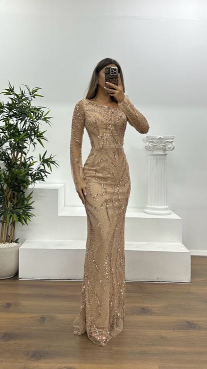 Nerzfarbenes Abendkleid mit asymmetrischem Kragen und Stickerei