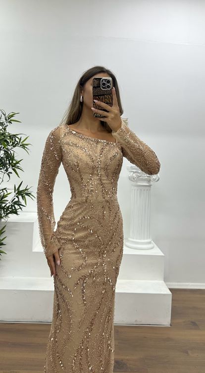 Nerzfarbenes Abendkleid mit asymmetrischem Kragen und Stickerei