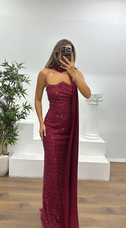 Abito da sera bordeaux senza spalline e ricamato