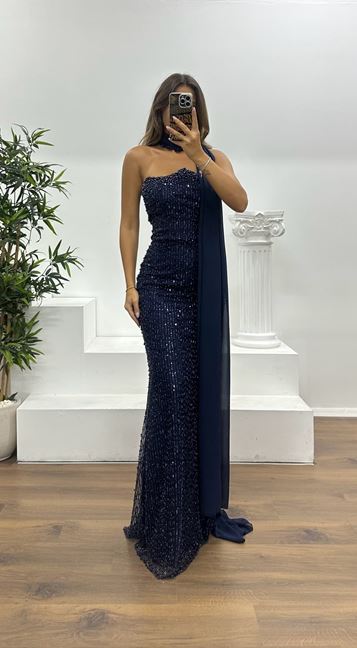 فستان سهرة أزرق داكن مطرز بدون حمالات