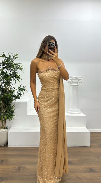 Abito da sera senza spalline color oro ricamato