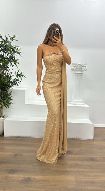Goldenes trägerloses besticktes Abendkleid
