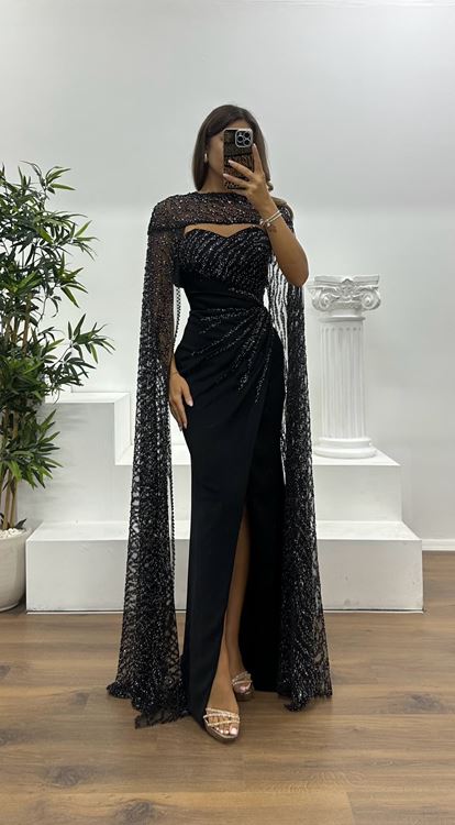 Vestido de noche negro sin tirantes con capa bordada