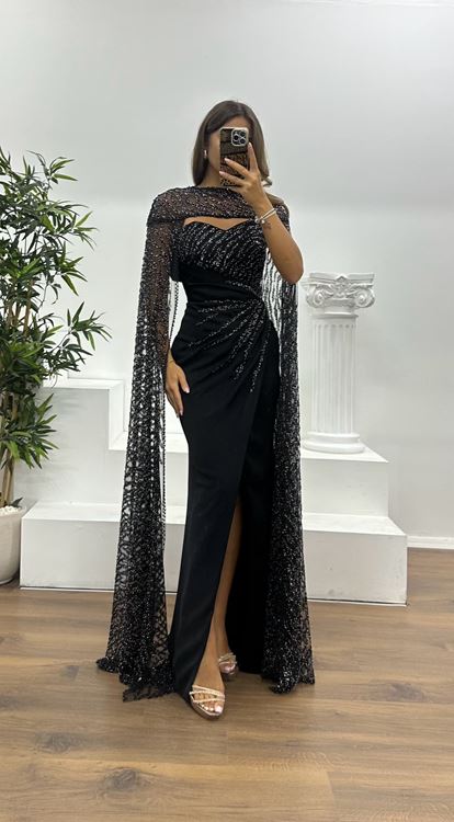 Vestido de noche negro sin tirantes con capa bordada