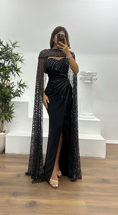 Vestido de noche negro sin tirantes con capa bordada