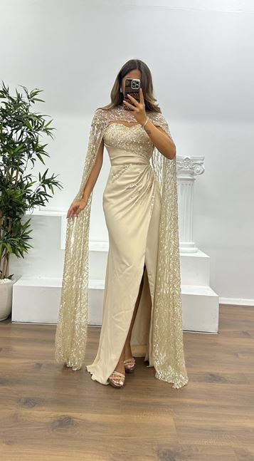 Goldenes trägerloses Abendkleid mit besticktem Cape