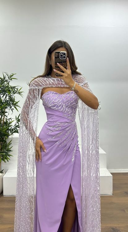 Vestido de noche con capa bordada sin tirantes color lila
