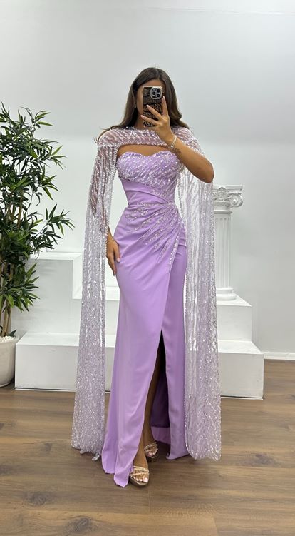 Vestido de noche con capa bordada sin tirantes color lila