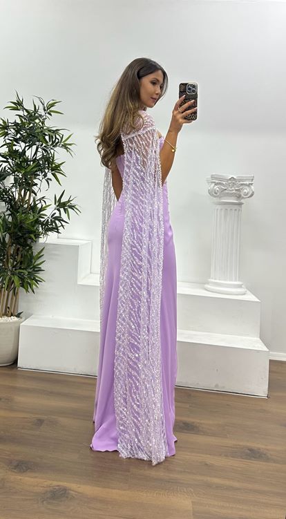 Vestido de noche con capa bordada sin tirantes color lila
