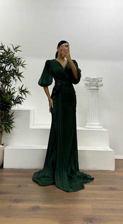 Vestido de noche color esmeralda con mangas abullonadas