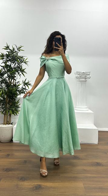 Mintgrünes Midi-Abendkleid mit U-Boot-Ausschnitt