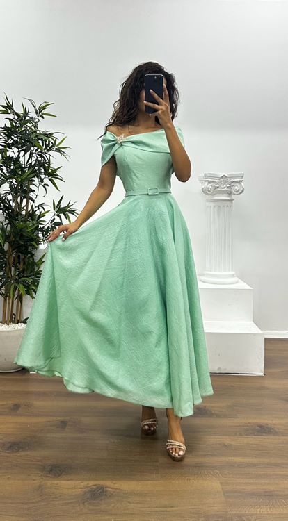 Mintgrünes Midi-Abendkleid mit U-Boot-Ausschnitt