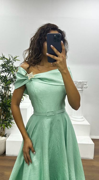 Mintgrünes Midi-Abendkleid mit U-Boot-Ausschnitt