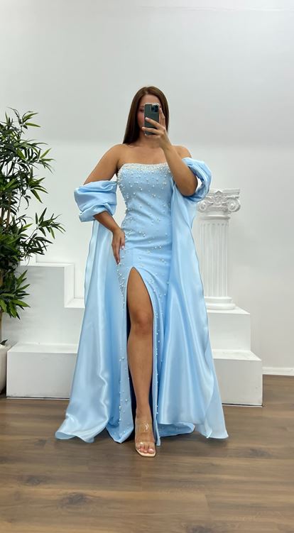 Vestido de noche azul claro de talla grande con mangas abullonadas y detalles de perlas