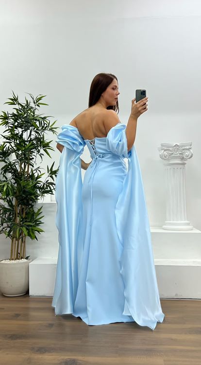 Vestido de noche azul claro de talla grande con mangas abullonadas y detalles de perlas