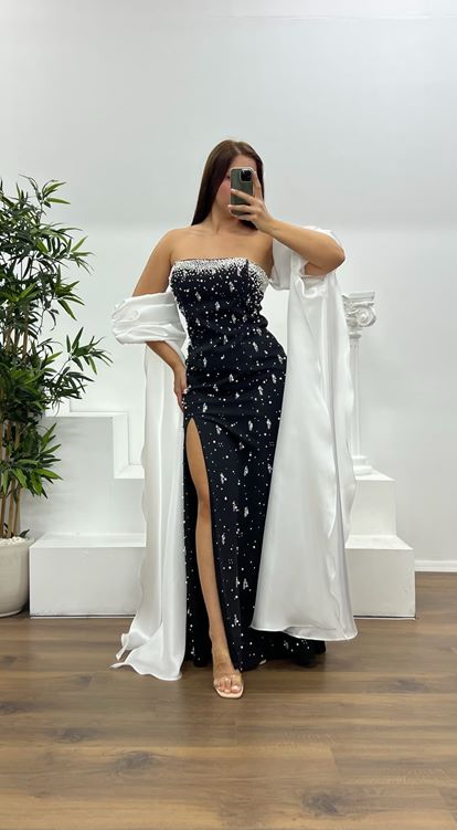 Weißes Abendkleid in Übergröße mit Ballonärmeln und Perlenverzierung