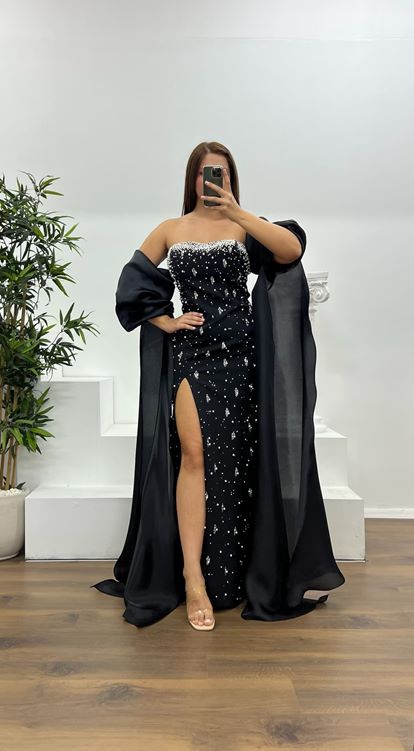 Vestido de noche negro de talla grande con mangas abullonadas y detalles de perlas