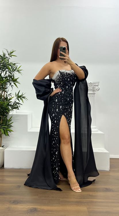 Vestido de noche negro de talla grande con mangas abullonadas y detalles de perlas