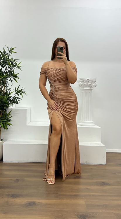 Vestido de noche brillante de talla grande con escote barco color cobre