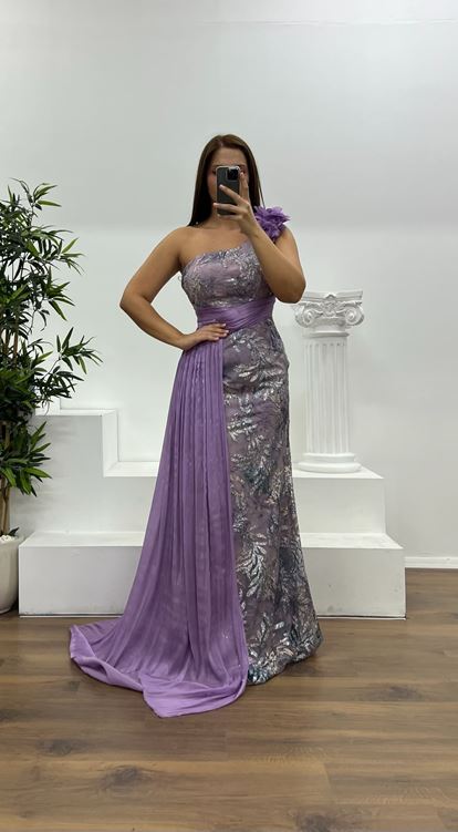 فستان سهرة بمقاسات كبيرة بنقشة كتف واحد بلون أرجواني فاتح