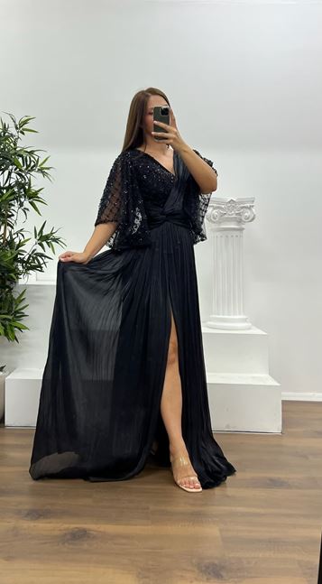 Vestido de noche de talla grande con detalles bordados en negro