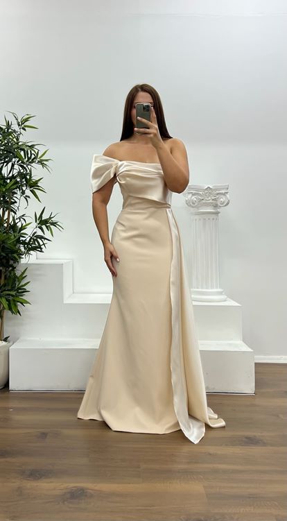 Vestido de noche de talla grande con detalle de satén y un hombro dorado