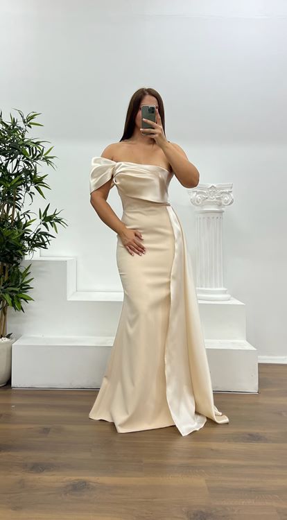 Vestido de noche de talla grande con detalle de satén y un hombro dorado