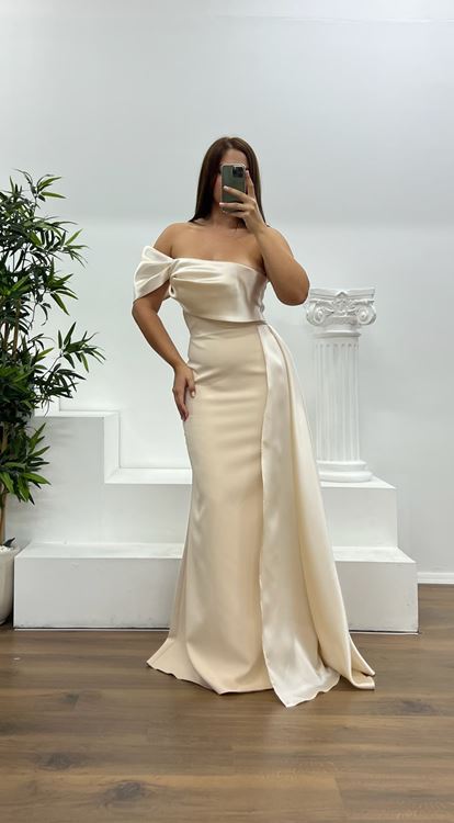 Vestido de noche de talla grande con detalle de satén y un hombro dorado
