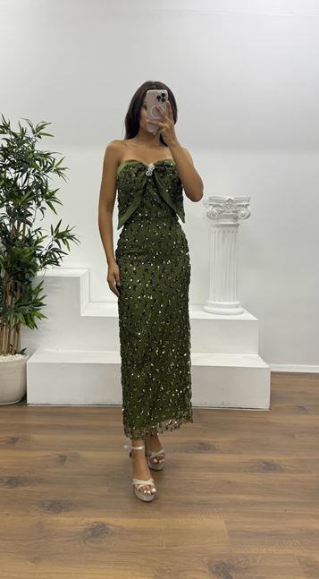 Khakifarbenes Abendkleid in Midilänge mit Schleifendetail