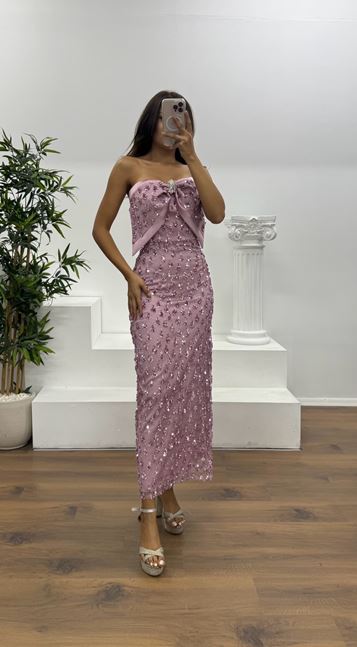 Puderfarbenes Abendkleid in Midilänge mit Schleifendetail