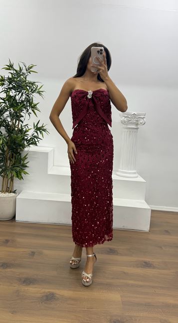 Burgunderrotes Abendkleid in Midilänge mit Schleifendetail