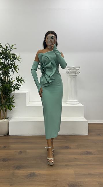 Mintgrünes trägerloses Abendkleid in Midilänge mit Handschuhen