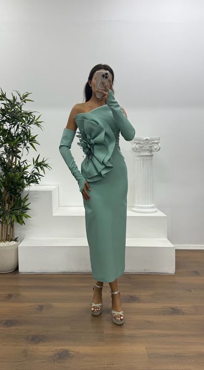 Mintgrünes trägerloses Abendkleid in Midilänge mit Handschuhen