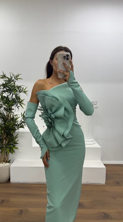 Mintgrünes trägerloses Abendkleid in Midilänge mit Handschuhen