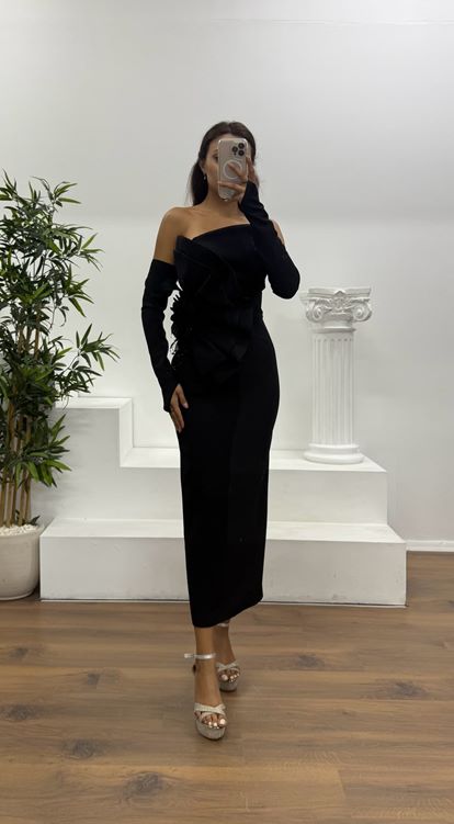 Schwarzes trägerloses Abendkleid in Midilänge mit Handschuhen