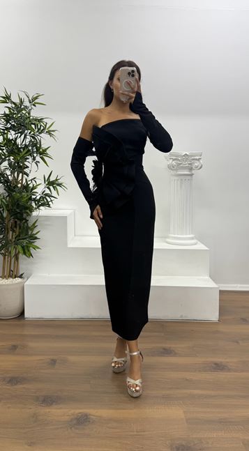 Schwarzes trägerloses Abendkleid in Midilänge mit Handschuhen