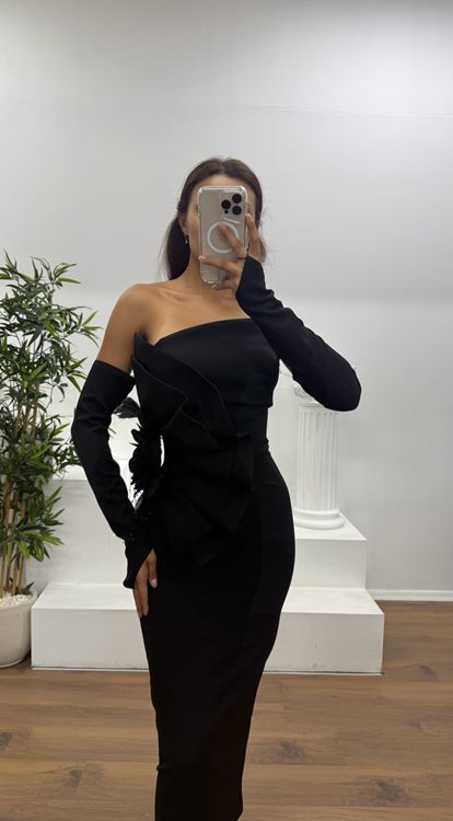 Schwarzes trägerloses Abendkleid in Midilänge mit Handschuhen