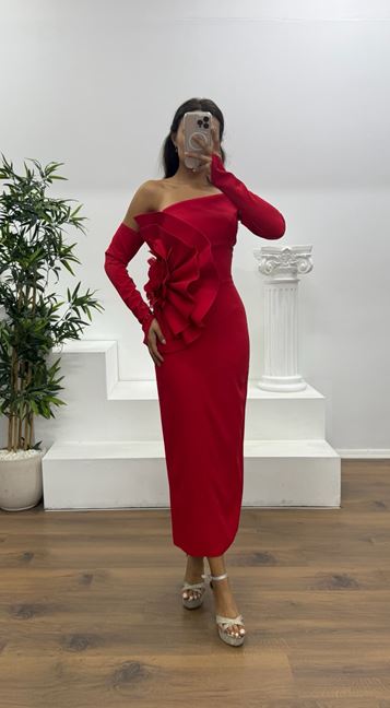 Rotes trägerloses Abendkleid in Midilänge mit Handschuhen