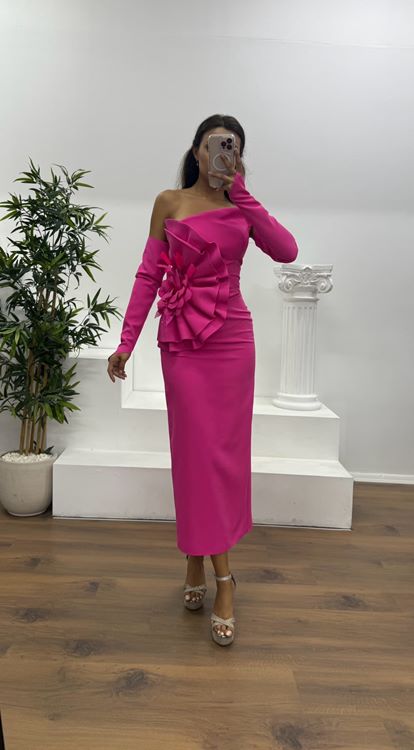 Abito da sera midi senza spalline fucsia con guanti