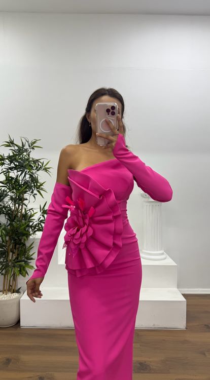 Abito da sera midi senza spalline fucsia con guanti