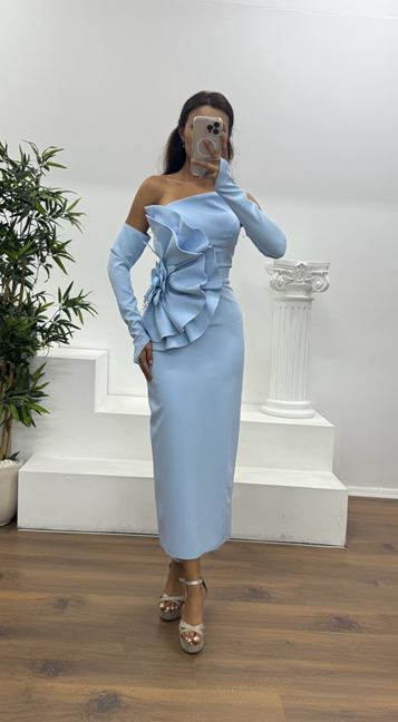 Babyblaues trägerloses Abendkleid in Midilänge mit Handschuhen