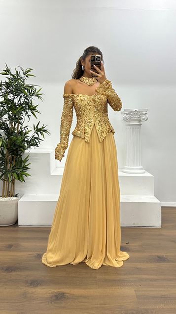 Abito da sera dorato con scollo a barca
