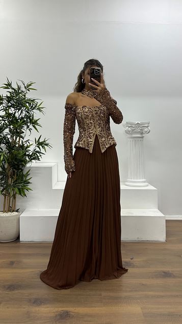 Abito da sera con scollo a barca in visone