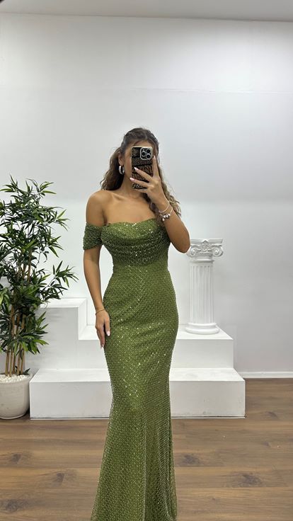 فستان سهرة مطرز بلون الكاكي بياقة قارب