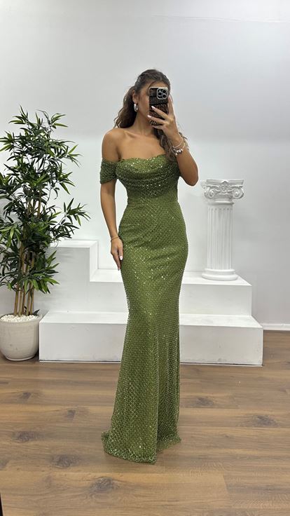 فستان سهرة مطرز بلون الكاكي بياقة قارب