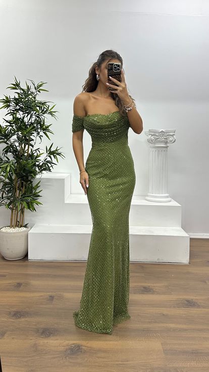 فستان سهرة مطرز بلون الكاكي بياقة قارب