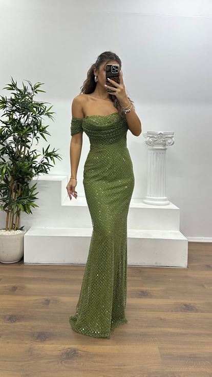 فستان سهرة مطرز بلون الكاكي بياقة قارب